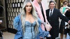 Megan Fox trug ein Denim-Kleid mit ausgefranstem Saum in Paris. (Bild: www.PPS.at)