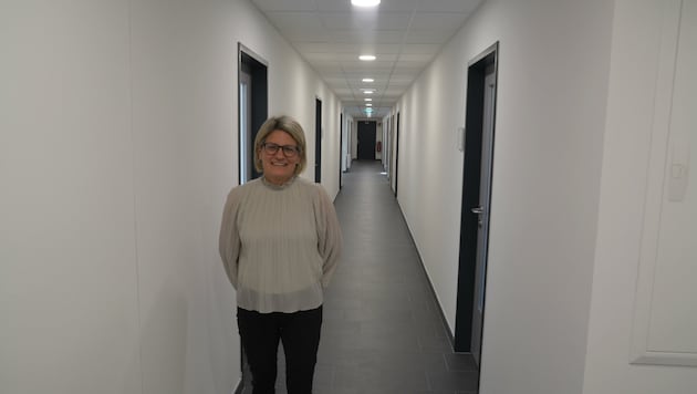 Bezirkshauptfrau Ulrike Zschech freut sich über die neuen Räumlichkeiten, in die auch sie selbst mit ihrem Büro eingezogen ist. (Bild: Charlotte Titz)