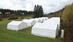 Die Zelte in Absam erhitzen weiter die Gemüter. Bei den TSD kritisiert man auch die fehlende Kommunikation. (Bild: Birbaumer Christof)