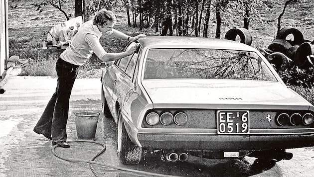 Ein angehender Champion als sein eigener Autowäscher bei der Ferrari-Teststrecke in Fiorano (Bild: Marcel Massini/Dorotheum)