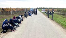 Schauplatz Andreasberg in Andau: Polizei und Bundesheer greifen illegale Einwanderer auf, die auf den Abtransport warten. (Bild: Schulter Christian, Krone KREATIV)