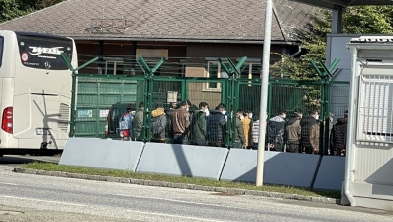 Der Bus fährt in die Erstaufnahmestelle. (Bild: Schulter Christian)