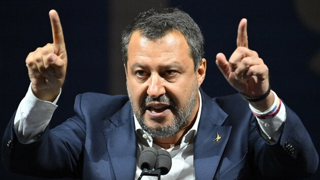 Matteo Salvini: Mit Kniffen zu alter Hochform (Bild: ALBERTO PIZZOLI / AFP / picturedesk.com)