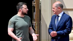 Der ukrainische Präsident Wolodymyr Selenskyj und der deutsche Bundeskanzler Olaf Scholz bei einem Treffen in Kiew im Juni (Bild: AFP)