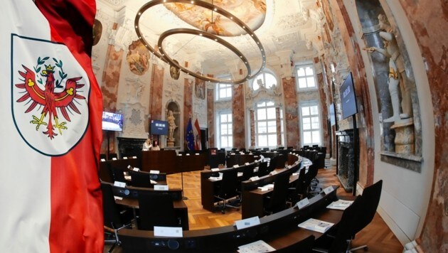 Der Sitzungssaal des Tiroler Landtags. (Bild: Christof Birbaumer)