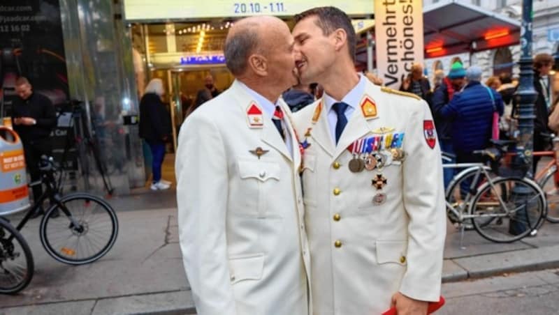 Der echte Vizeleutnant Charles Eismayer mit seinem Mann Mario Falak (Bild: Starpix/Alexander TUMA)