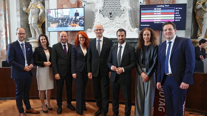 Die Tiroler Landesregierung: Mario Gerber, Astrid Mair, Josef Geisler, Cornelia Hagele, LH Anton Mattle, LHStv. Georg Dornauer, Eva Pawlata und Rene Zumtobel (von links). (Bild: Birbaumer Christof)