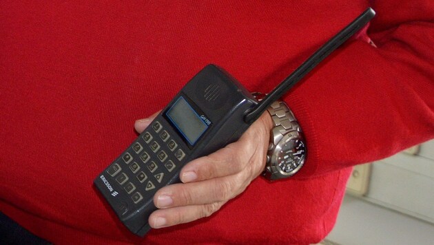 Das älteste noch genutzte Handy in Österreich: Dass der Akku noch funktioniert, ist dem handwerklichen Geschick des Besitzers geschuldet. (Bild: fmk.at)
