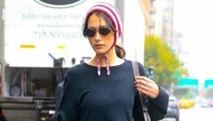 Bella Hadid bummelte mit Rotkäppchen-Haube am Kopf durch New York. (Bild: www.PPS.at)