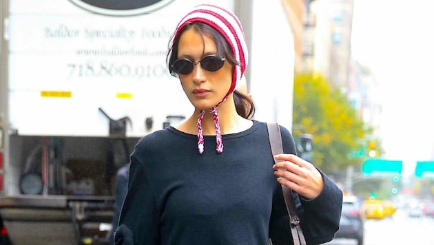 Bella Hadid bummelte mit Rotkäppchen-Haube am Kopf durch New York. (Bild: www.PPS.at)