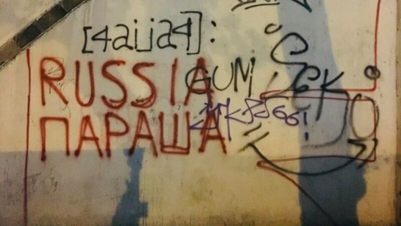 Pavel machte einen Zwischenstopp in Tiflis - „Russland ist sch****“ ist an der Wand zu lesen. (Bild: zVg)