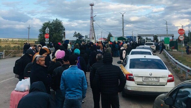 Nach Ankündigung der Teilmobilmachung verließen Hunderttausende Russen das Land - und gingen etwa über die Grenze nach Kasachstan. (Bild: zVg, Krone KREATIV)