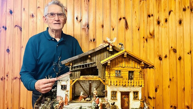 Krippenbaumeister Rudi Stagl ist stolz auf alle seine Schöpfungen. (Bild: Petra Klikovits)