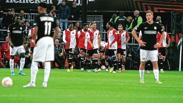 Fassungslose Blicke bei Sturm nach dem 0:6 bei Feyenoord Rotterdam (Bild: Pail Sepp)