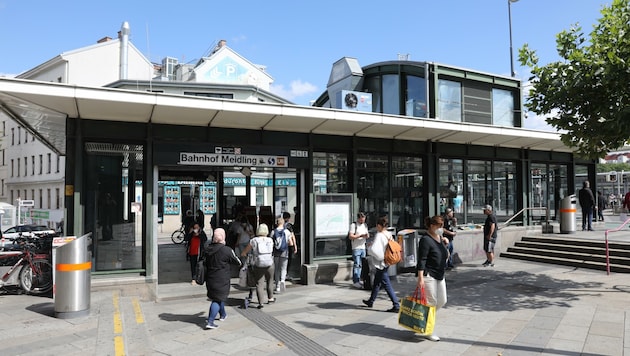 Meidlinger Bahnhof: Über Problem mit „herumlungernden Männergruppen“, berichtet ein Anrainer. (Bild: Jöchl Martin)