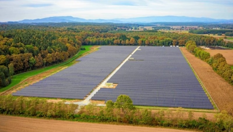 In Neudau steht bereits eine große Sonnenstrom-Anlage. (Bild: Wüster/aeropic/Energie Steiermar)