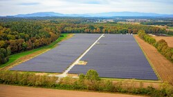 In Neudau gibt es bereits eine 16 Hektar große Anlage (Bild: Wüster/aeropic/Energie Steiermar)