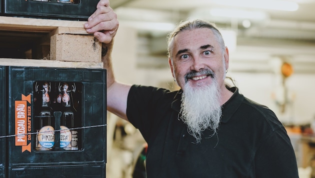 Peter „Staff“ Hochstaffl braut in seiner Privatbrauerei Pinzgau Bräu in Bruck jährlich an die 180.000 Liter feinstes Craftbier. (Bild: EXPA/ JFK)