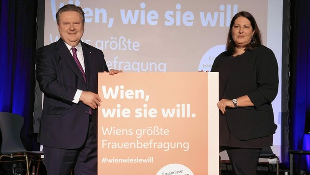 Bürgermeister Michael Ludwig und Frauenstadträtin Kathrin Gaál bei der Präsentation der Frauenbefragung der Stadt. (Bild: Zwefo)