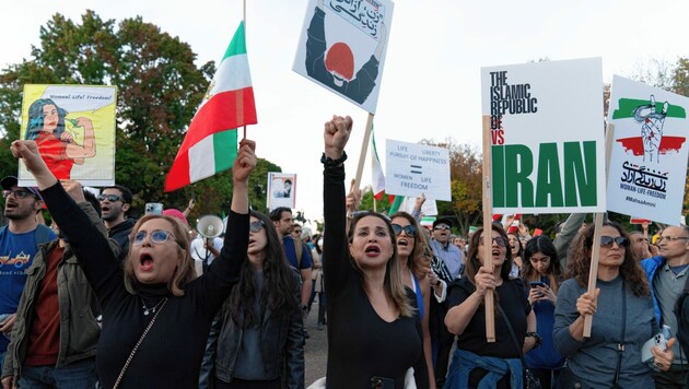 Protest gegen die politische Führung im Iran (Bild: AP)