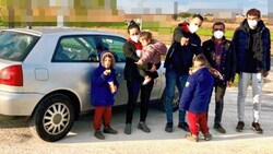 Eine siebenköpfige türkische Familie wurde von einem Schlepper in einem Pkw-Kombi über die Grenze ins Burgenland gebracht. (Bild: Christian Schulter, Krone KREATIV)