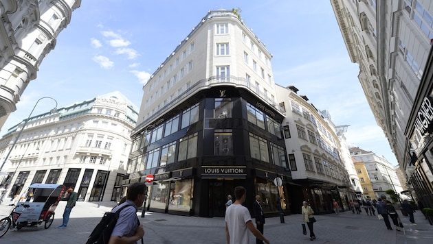 "Zlatá čtvrť" ve Vídni. Luxusní nákupní míle v historickém centru Vídně nabízí mimo jiné exkluzivní vlajkové obchody Louis Vuitton, Emporio Armani, Miu Miu a Roberto Cavalli. (Bild: APA/HERBERT NEUBAUER)