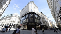Das „Goldene Quartier“ in Wien. Die Luxus-Shoppingmeile in der Wiener Altstadt bietet unter anderem exklusive Flagshipstores von Louis Vuitton, Emporio Armani, Miu Miu und Roberto Cavalli. (Bild: APA/HERBERT NEUBAUER)