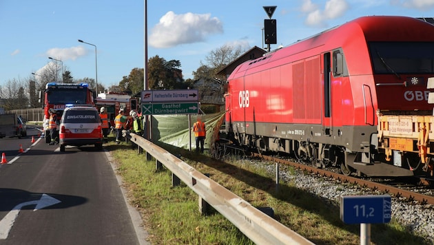 Der schreckliche Unfall passierte neben der Bundessstraße in Ottensheim (Bild: laumat.at/Matthias Lauber)