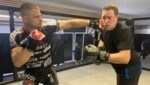 El profesional de MMA Bogdan Grad (izquierda) dio los consejos de 