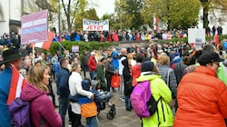 Mit - laut BH und Polizei - 700 bis 1.000 Teilnehmern blieb die Protestaktion in St. Georgen im Attergau unter den Erwartungen. (Bild: Pressefoto Scharinger © Daniel Scharinger)