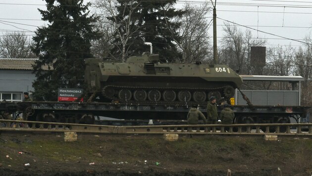 Ein russischer Panzer auf Schienen (Bild: APA/AFP)