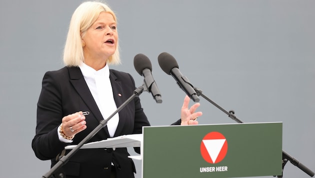 Verteidigungsministerin Klaudia Tanner (ÖVP) (Bild: APA/FLORIAN WIESER)