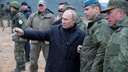 Der russische Staatschef Wladimir Putin beim Besuch eines Militärcamps am 20. Oktober 2022 (Bild: AFP)