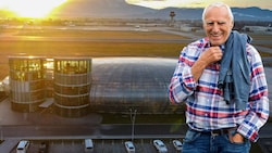 Dietrich Mateschitz hat Denkmäler und außergewöhnliche Bauten hinterlassen - wie den Hangar-7, der eine Sammlung historischer Flugzeuge, Helikopter und Formel-1-Rennwagen beherbergt. (Bild: Krone KREATIV, Daniel Scharinger, Dominik Angerer)