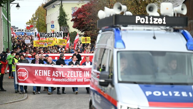 Tausend Bewohner nahmen an der Demonstration in St. Georgen im Attergau teil - darunter waren auch rechtsextreme Gruppen. (Bild: Wenzel Markus)