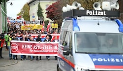 Tausend Bewohner nahmen an der Demonstration in St. Georgen im Attergau teil - darunter waren auch rechtsextreme Gruppen. (Bild: Wenzel Markus)
