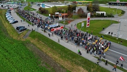 1000 wütende Bürger marschierten Richtung Westautobahn. (Bild: Markus Wenzel)