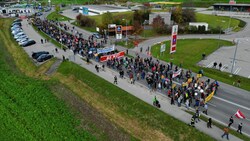 1000 wütende Bürger marschierten Richtung Westautobahn. (Bild: Markus Wenzel)