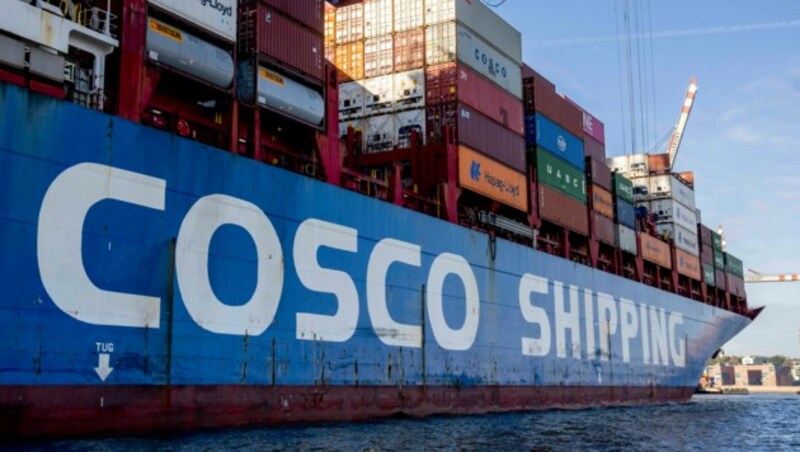 Der Cosco-Konzern betreibt auch die weltweit viertgrößte Containerreederei und lässt seine Schiffe seit mehr als 40 Jahren am Terminal Tollerort abfertigen. (Bild: AP)