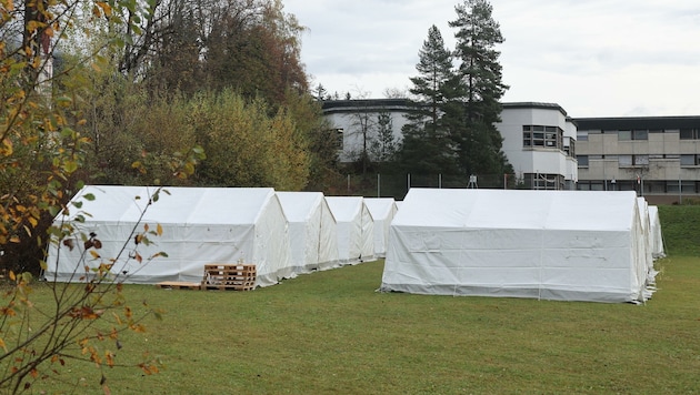 Die umstrittenen Zelte bei der Polizeischule Wiesenhof in Absam. (Bild: Birbaumer Christof)