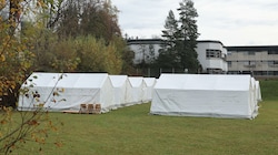 Die umstrittenen Zelte bei der Polizeischule Wiesenhof in Absam. (Bild: Birbaumer Christof)