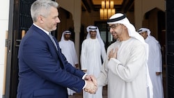 Bundeskanzler Karl Nehammer bei einem Treffen mit Präsident Sheikh Mohamed Bin Zayed Al-Nahyan am Donnerstag, 27. Oktober 2022, in Abu Dhabi (Bild: APA/BKA/Dragan Tatic)
