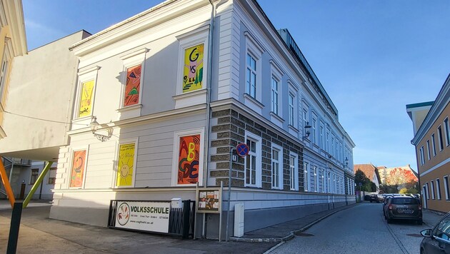 So schön und gut gelegen die Volksschule in Gföhl auch ist - wieder muss saniert werden. (Bild: Molnar Attila)