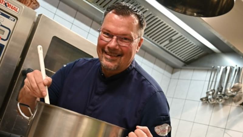 Jürgen und seine Frau Patricia mussten einfach helfen. Die beiden kochten sogar sechs Wochen lang für alle Helfer. (Bild: Hronek Eveline)