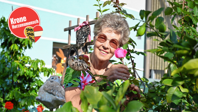 Angela kümmert sich liebevoll um ihre vielen Blumen (Bild: Hronek Evelyn)