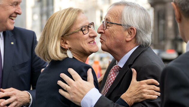 „Küsserkönig“ Juncker mit Landeshauptfrau Mikl-Leitner (Bild: NLK Pfeffer)