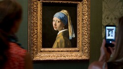 „Das Mädchen mit dem Perlenohrgehänge“ (um 1665) ist das wohl bekannteste Werk des niederländischen Künstlers Johannes Vermeer. (Bild: AP)