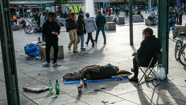 Die Situation auf dem Salzburger Bahnhofsvorplatz spitzt sich immer weiter zu. (Bild: Tschepp Markus, Krone KREATIV)