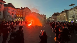Feyenoord-Fans entzünden am Grazer Hautplatz ein Feuer (Bild: Michael Gratzer)