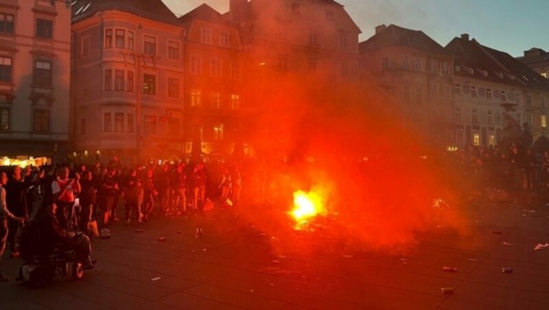 Feyenoord-Fans entzünden am Grazer Hauptplatz ein Feuer. (Bild: Michael Gratzer)